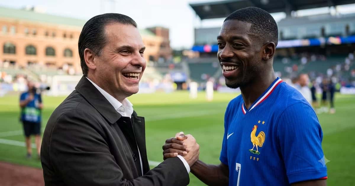Cristian Martinoli recibió la playera de Ousmane Dembélé