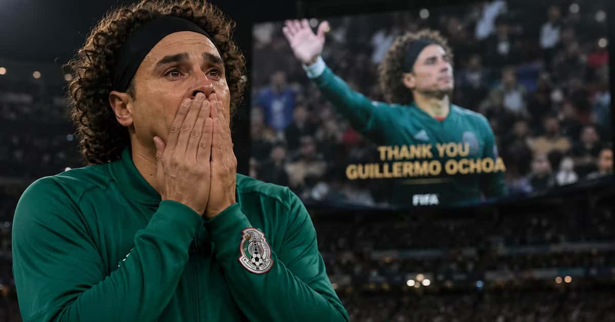 Guillermo Ochoa lució el parche Legacy y agradeció a la afición tras el homenaje recibido ante República Checa.