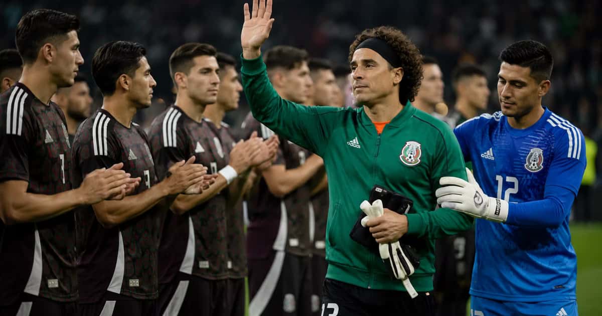 Raúl Rangel mostró respeto a Guillermo Ochoa con una venia durante el homenaje del portero mexicano.