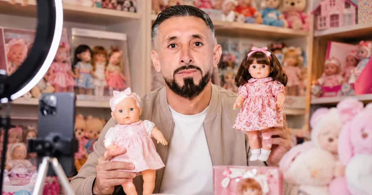 Héctor Herrera utilizó sus redes sociales para promocionar y vender muñecas futbolistas de Barbie.