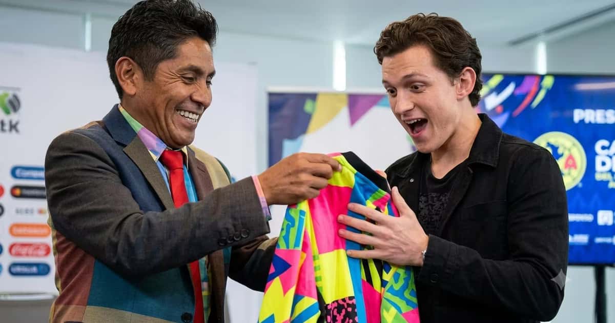 Jorge Campos entregó uno de sus tradicionales jerseys a Tom Holland antes del estreno de Spider-Man.