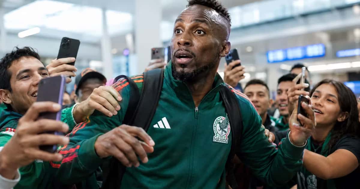 Julián Quiñones fue ovacionado por pasajeros tras el Mundial y recibió agradecimientos por su actuación con la Selección Mexicana.