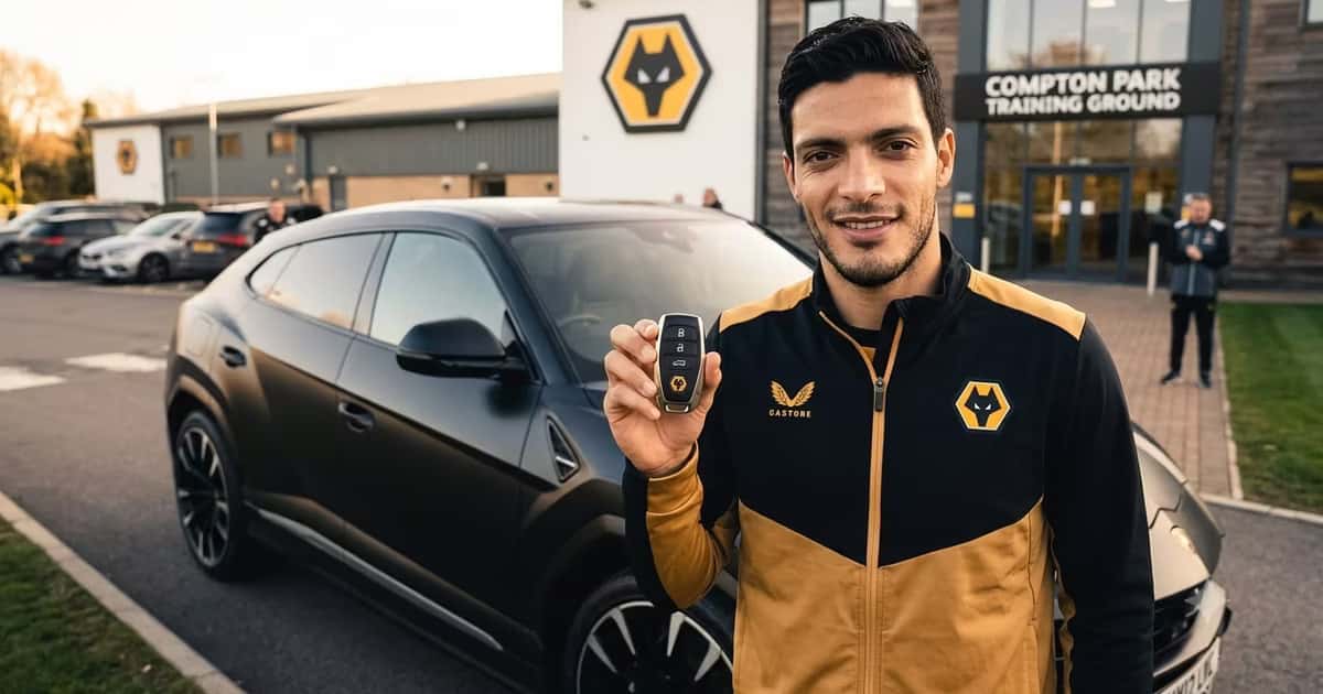 Raúl Jiménez llegó a Wolves en una Mercedes-Benz GLE valuada por encima de 1.5 millones de pesos.