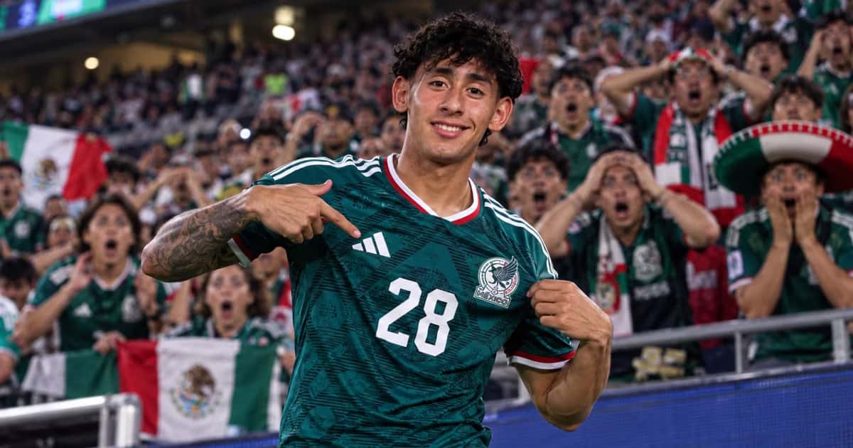 Santiago Sandoval aprovechando los minutos con la selección