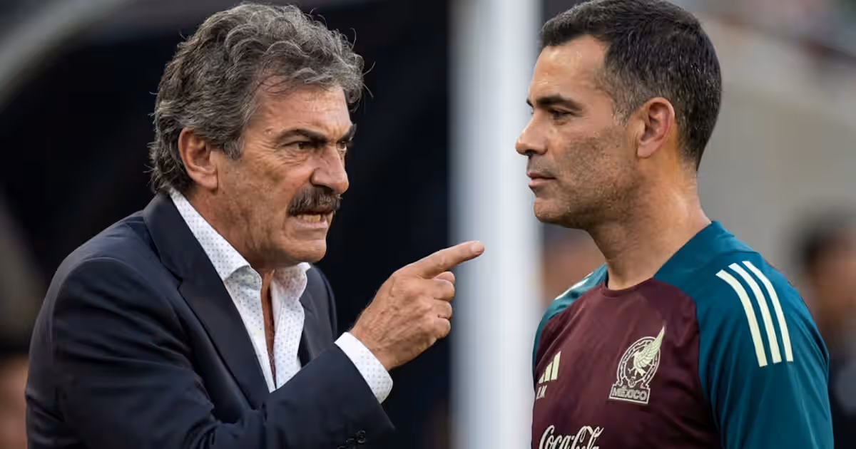 La Volpe cuestionó el cuerpo técnico de Márquez por su presencia extranjera y defendió un modelo basado en conocer de cerca el vestidor mexicano.