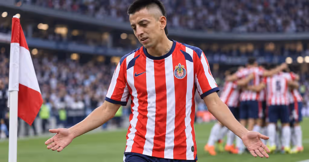 Roberto Alvarado fue la figura de Chivas, pero otro se llevó los aplausos en el BBVA