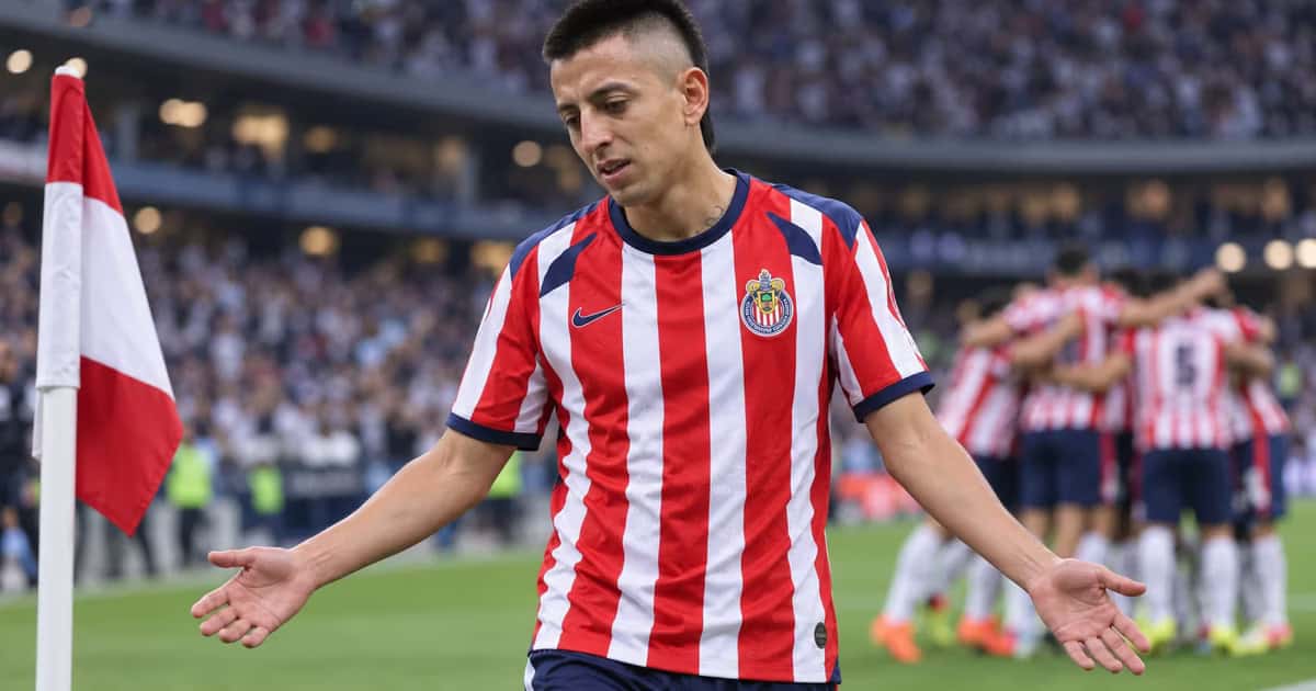 Roberto Alvarado y festejando el gol