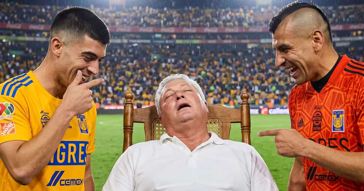 Nahuel Guzmán y Juan Brunetta se dieron un abrazo tras del triunfo de Tigres ante Atlante