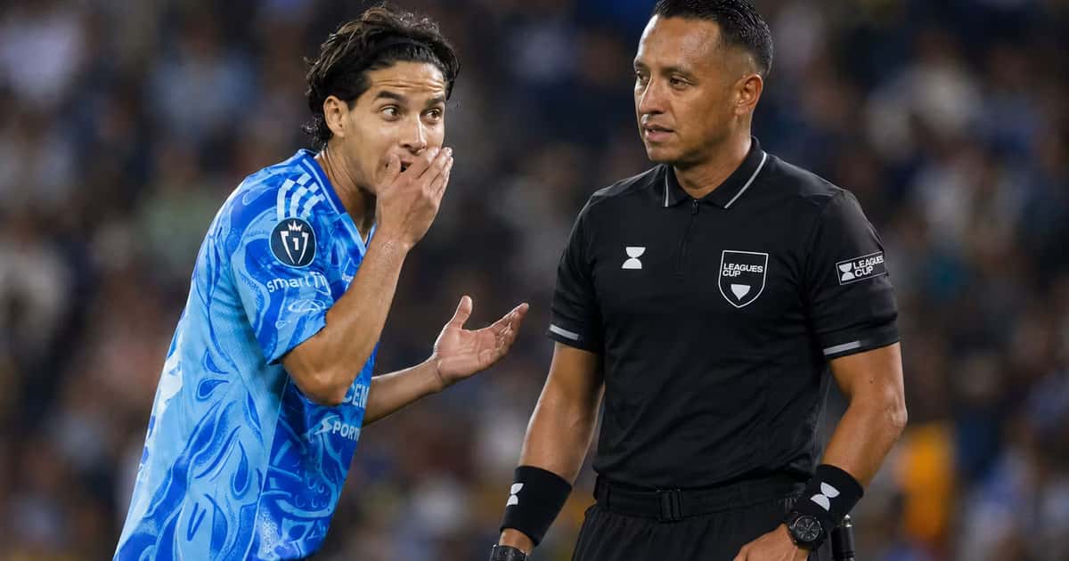 Diego Lainez reclamó una decisión de Iván Barton, realizó varios gestos hacia el árbitro y terminó expulsado durante el partido de Tigres contra Vancouver Whitecaps.