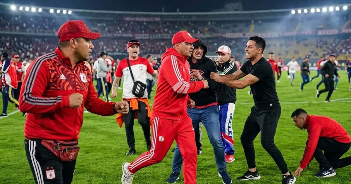 El duelo entre Santa Fe y América de Cali fue interrumpido por enfrentamientos entre aficionados que provocaron una invasión de la cancha en El Campín.