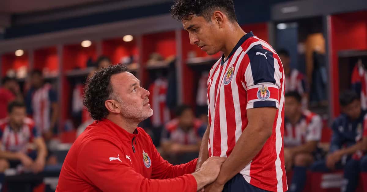 Gabriel Milito y Luis Romo en el vestuario de Chivas