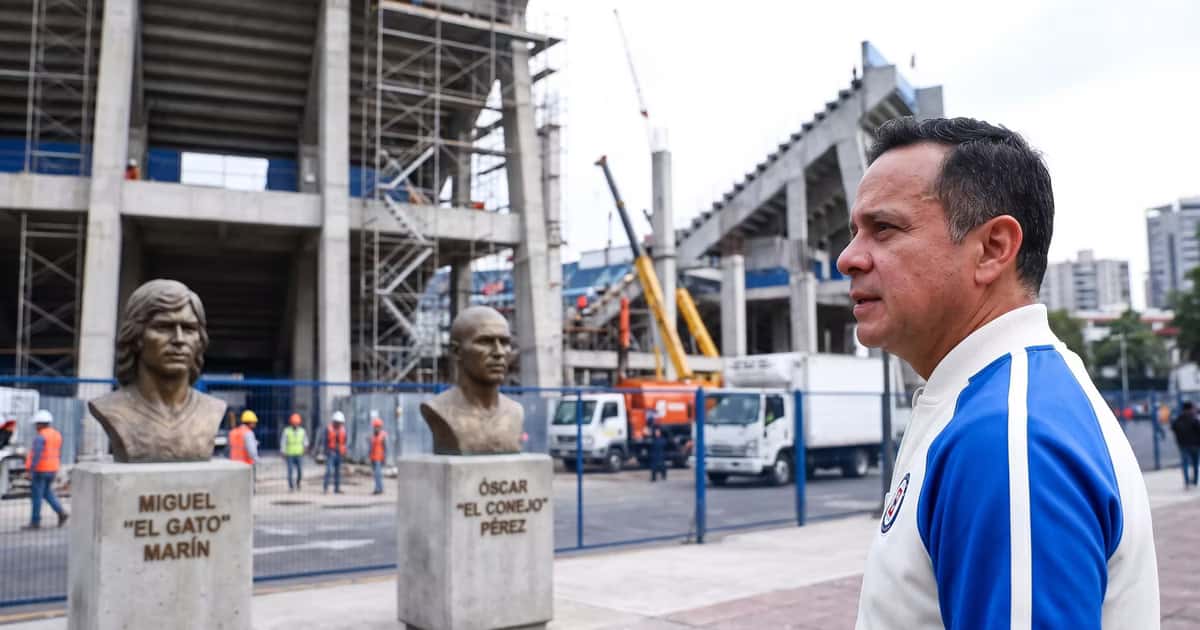 Víctor Velázquez en la construcción del estadio Azul