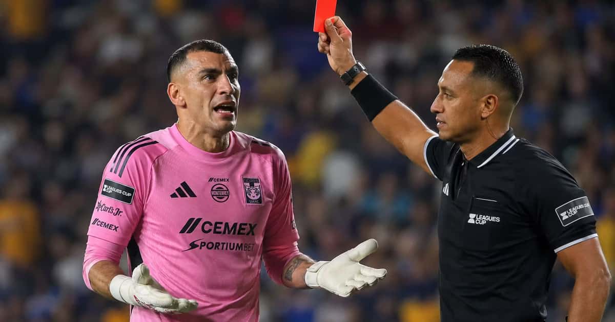 Nahuel Guzmán recibió la tarjeta roja directa después de un contacto con Iván Barton durante el Tigres vs Vancouver Whitecaps de la Leagues Cup.