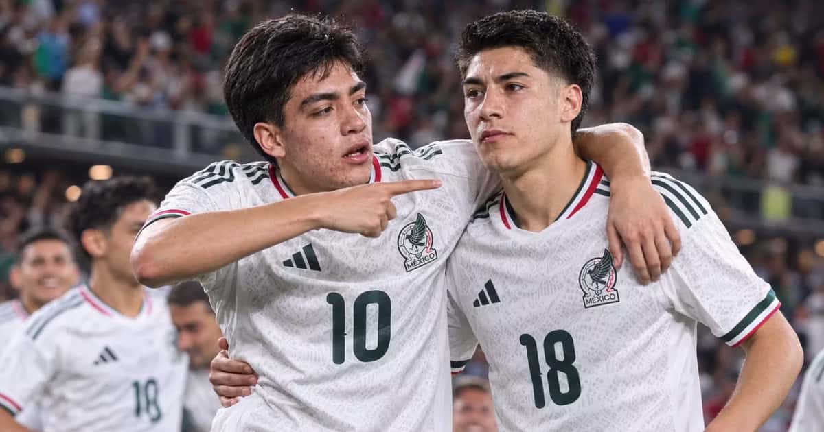 Gilberto Mora y Obed Vargas luego del empate con Colombia