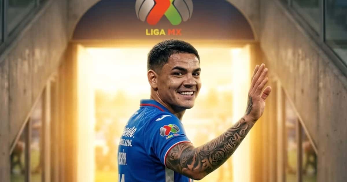 Gabriel Fernández despidiendose y caminando a una puerta brillante con el logo de la Liga MX
