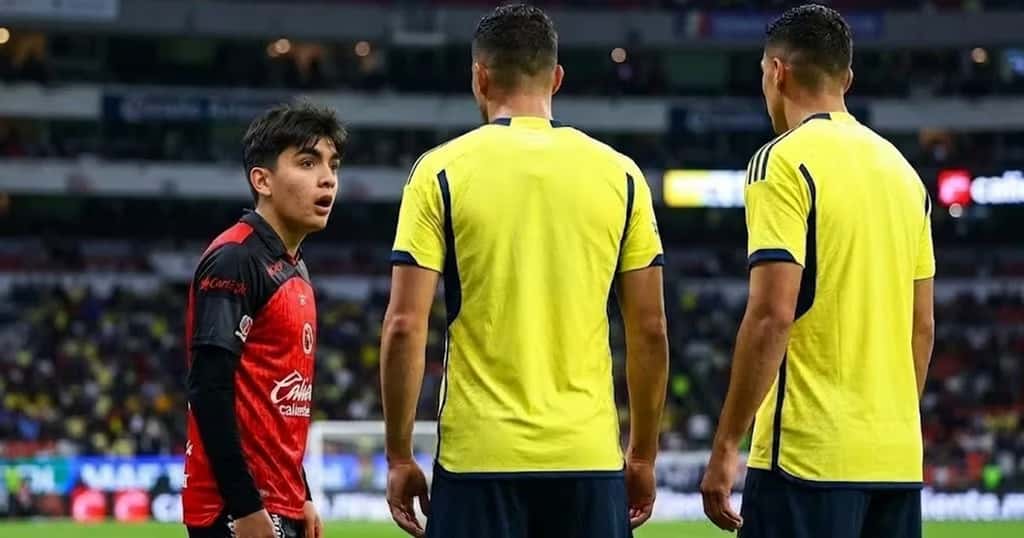 Gilberto Mora protagoniza un efusivo saludo con dos referentes del América en el Azteca
