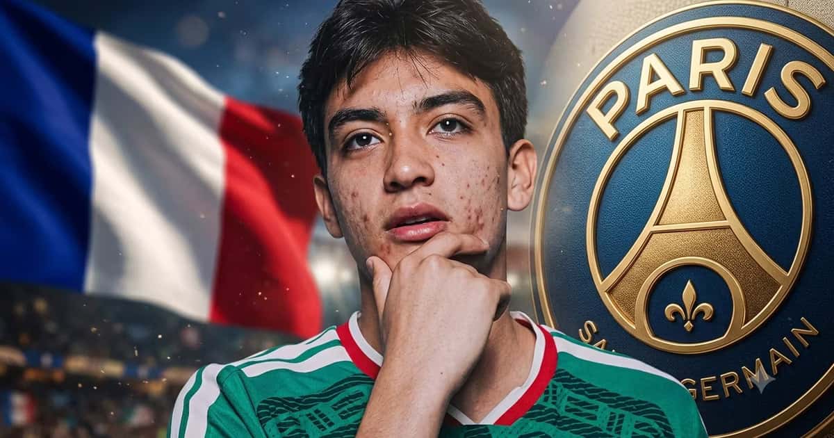 Gilberto Mora pensando junto al escudo del PSG y la bandera de Francia.