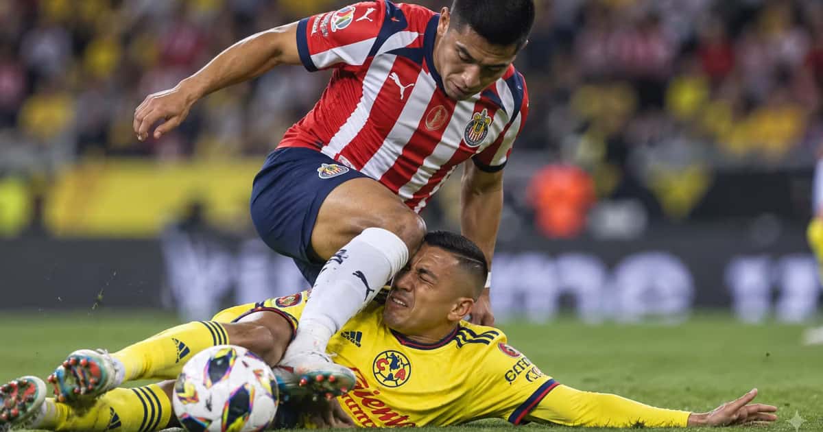 Érick Sánchez y Daniel Aguirre protagonizaron un tenso momento durante el Clásico Nacional