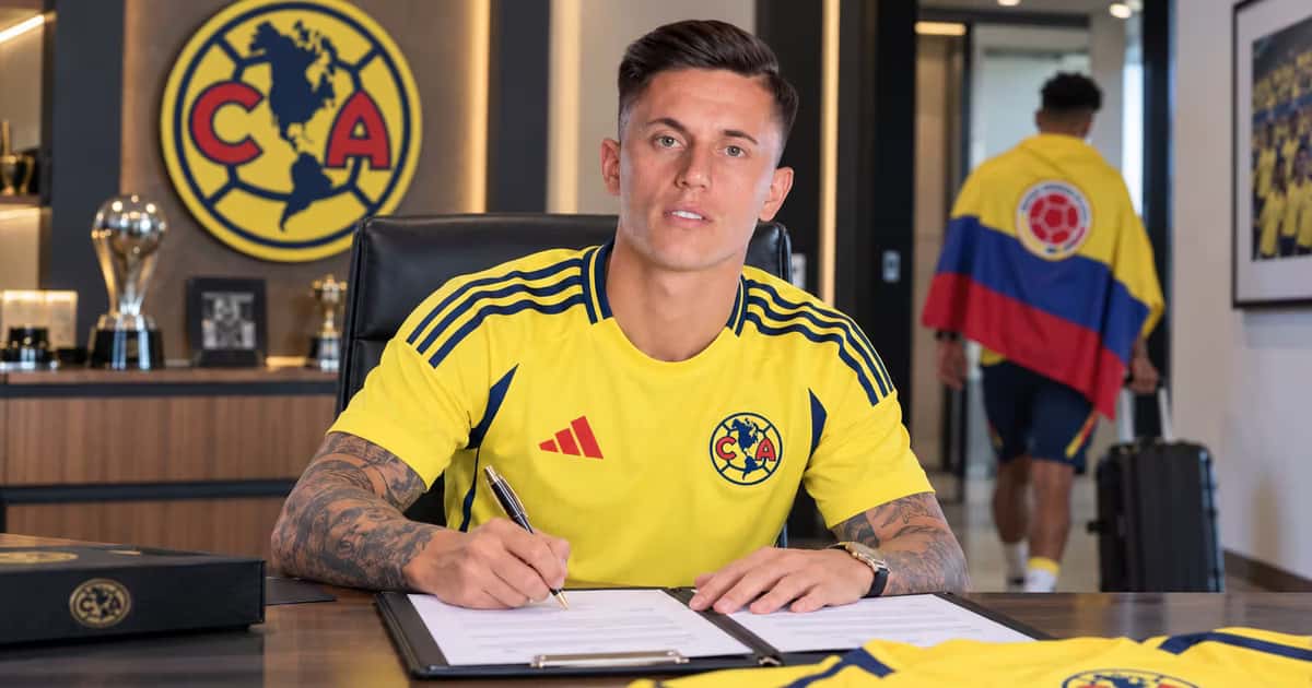 Brian Rodríguez firmando su contrato