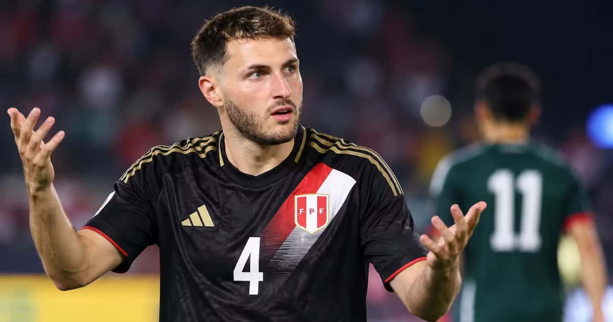Santiago Giménez con la camiseta de Perú