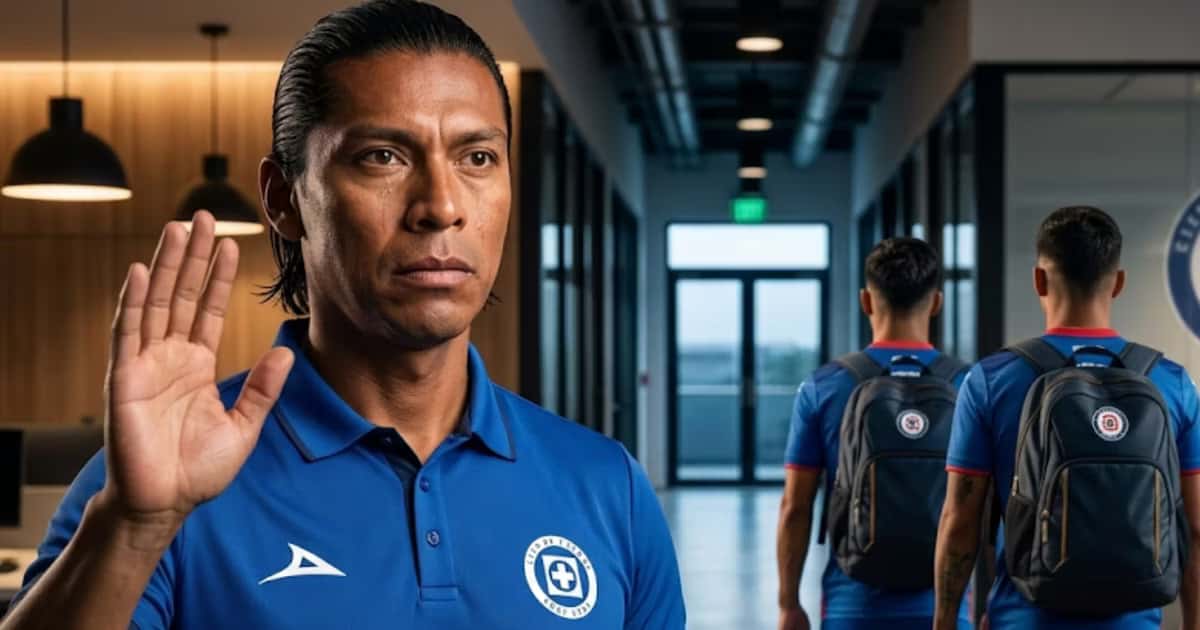 Joel Huiqui en las oficinas despidiendose de jugadores de cruz azul