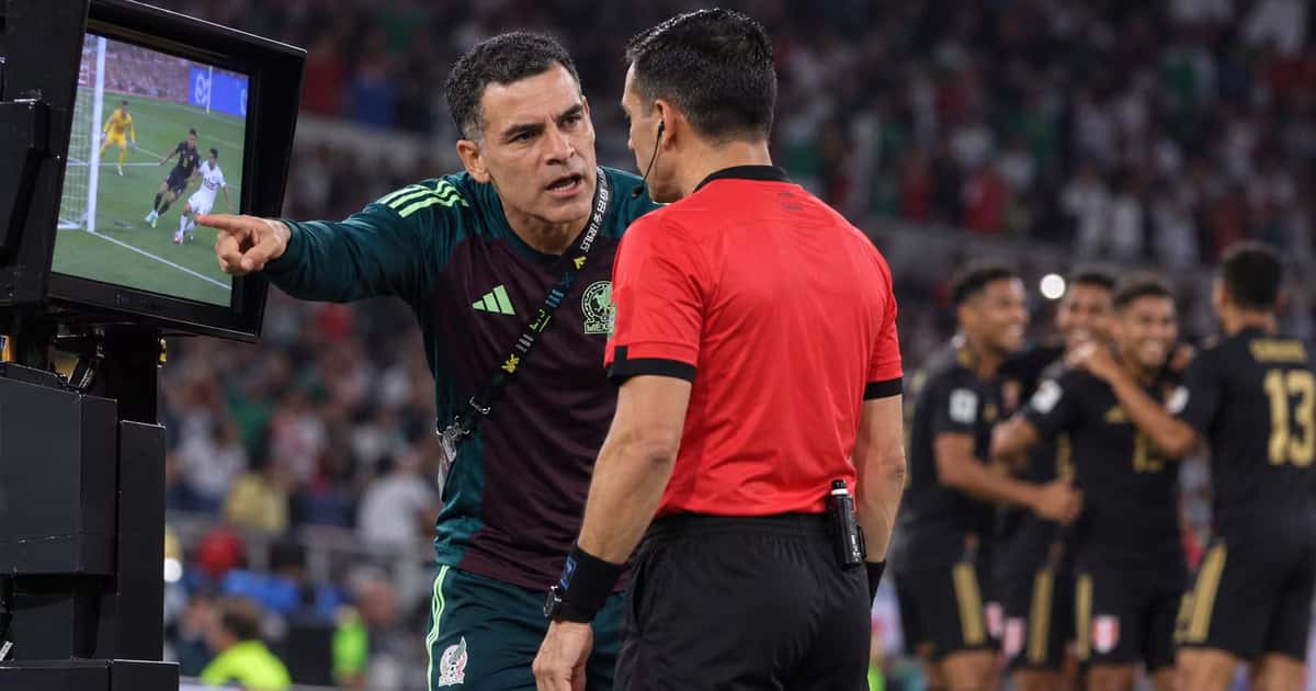 Mexicanos pedían penal ante Perú