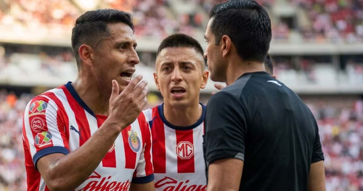 Una polémica decisión arbitral encendió los reclamos de Chivas, pero Pachuca cambió su actitud tras el descanso y comenzó a dominar el partido.