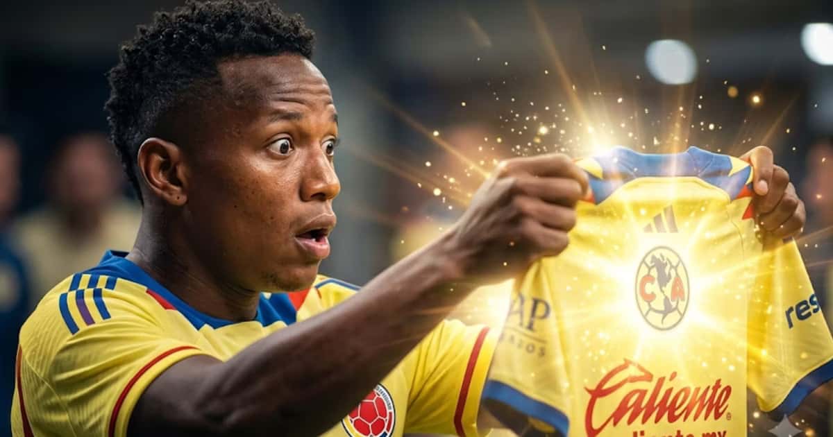 Jáminton Campaz sorprendido con la camiseta de Club América en sus manos