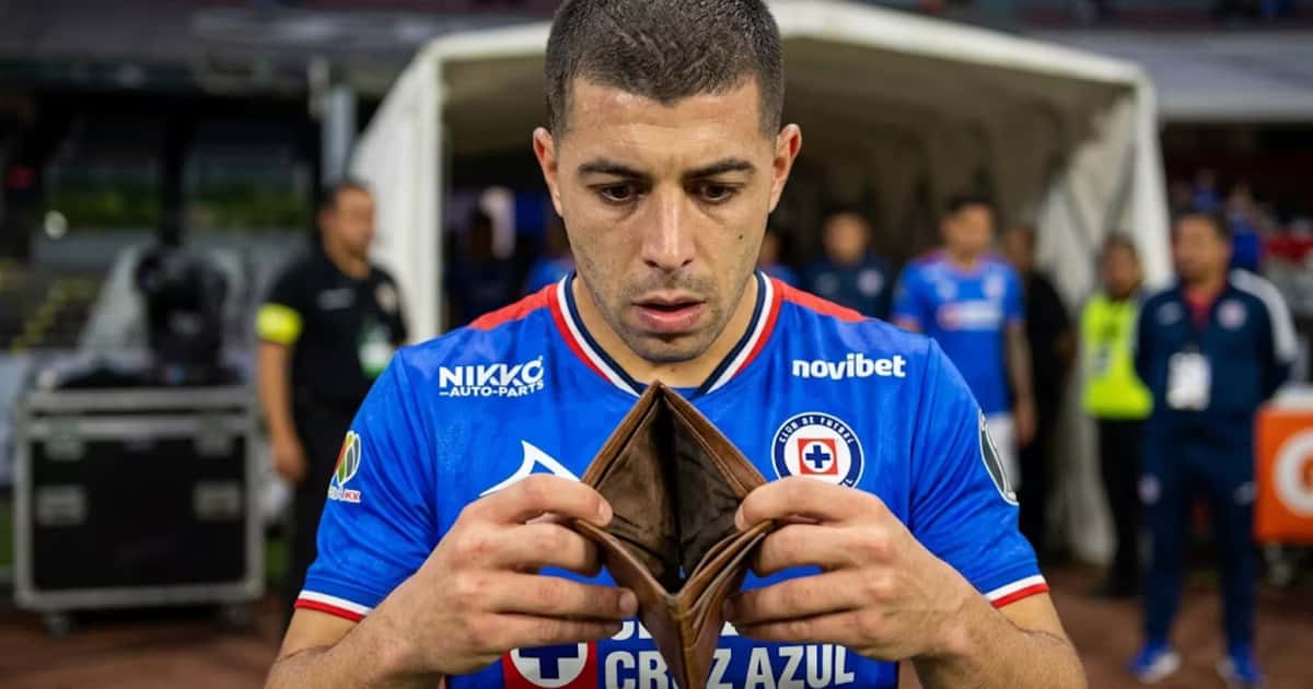 Erik Lira estuvo a punto de viajar al Mónaco con un itinerario de 17 mil dólares, pero la falta de una plaza de extracomunitario frustró su fichaje.