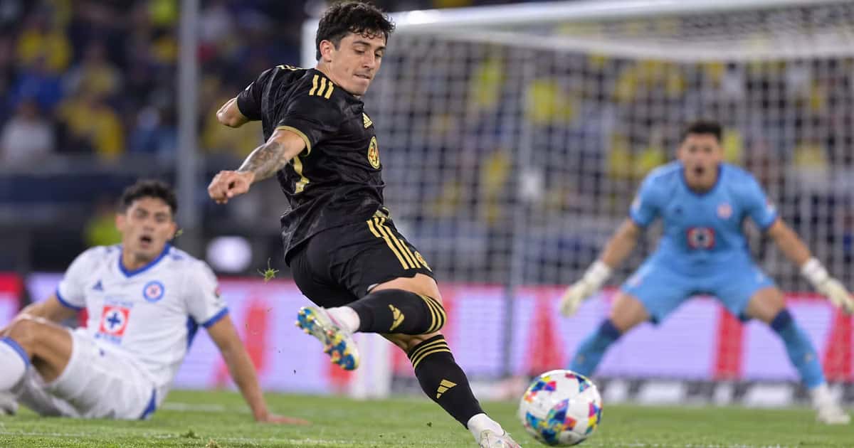 Alejandro Zendejas estuvo cerca del gol