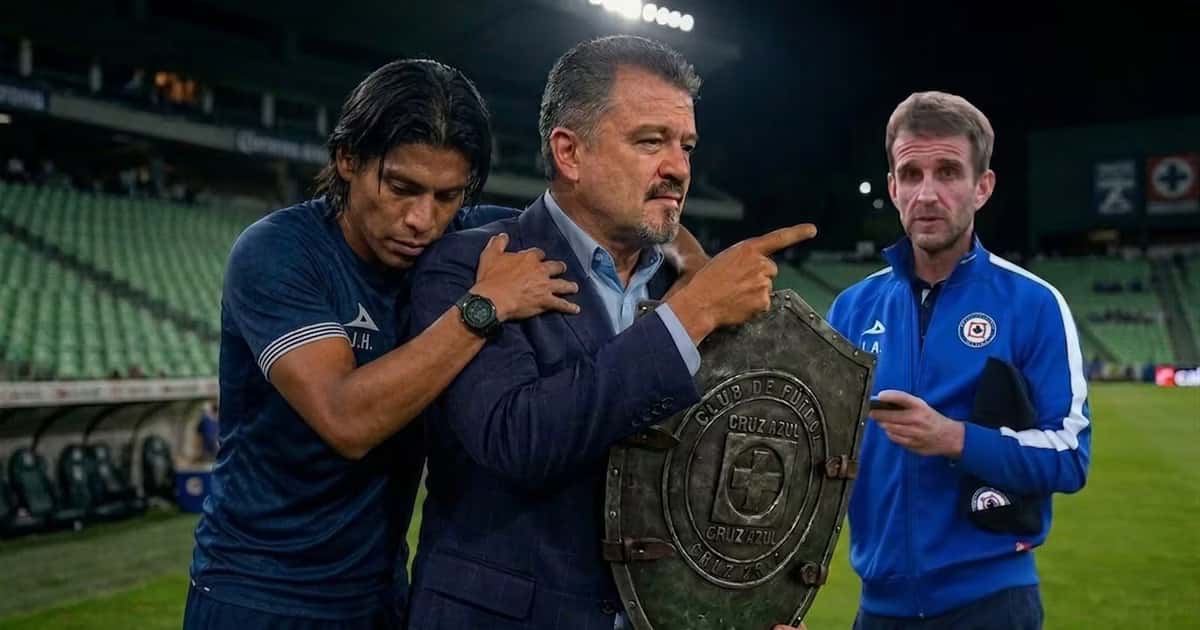 Carlos Hermosillo defendió a Joel Huiqui y cuestionó el exceso de asesores en Cruz Azul, señalando que la estructura de Iván Alonso podría estar perjudicando al técnico en plena crisis del equipo.