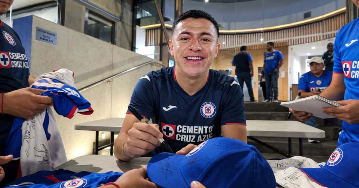Andrés Montaño fue el único jugador de Cruz Azul que se acercó a la afición que aguantó la lluvia antes del Clásico Joven
