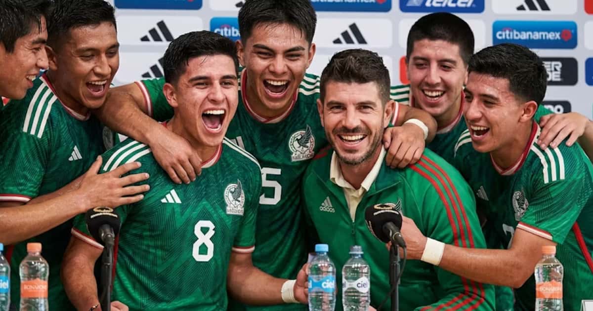 Jugadores de la selección sub 20 festejando con su entrenador