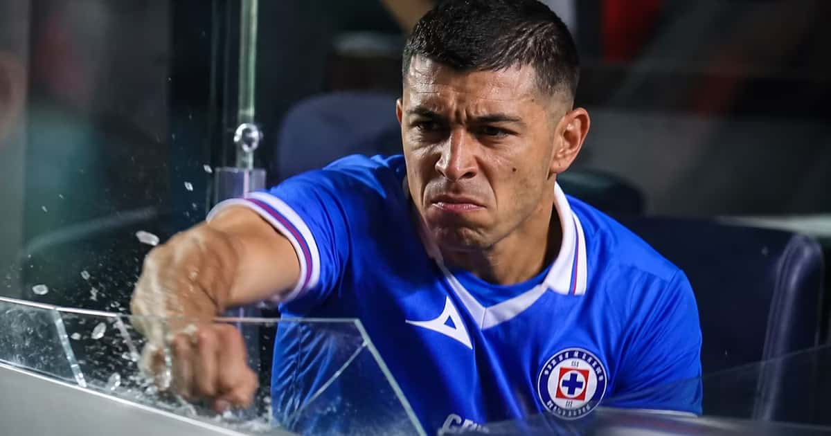 Erik Lira se aleja de Cruz Azul mientras Mónaco busca destrabar su fichaje y el club pretende aumentar la cifra de venta.
