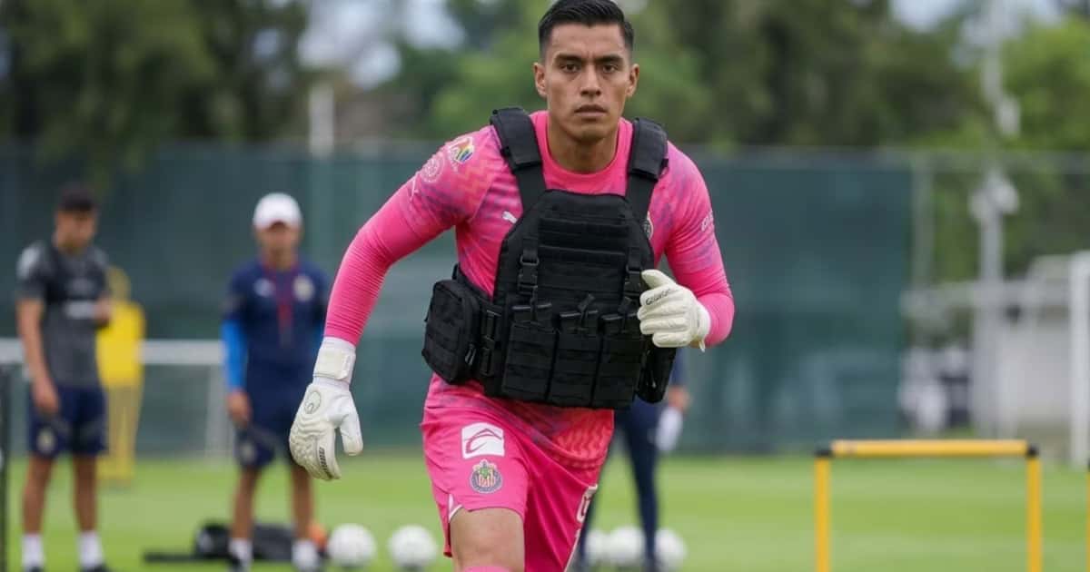 Raúl Tala Rangel no usa un chaleco antibalas en Chivas sino un chaleco con peso ajustable para ganar potencia de salto y fuerza explosiva en Verde Valle junto a Óscar Whalley y Juan Liceaga
