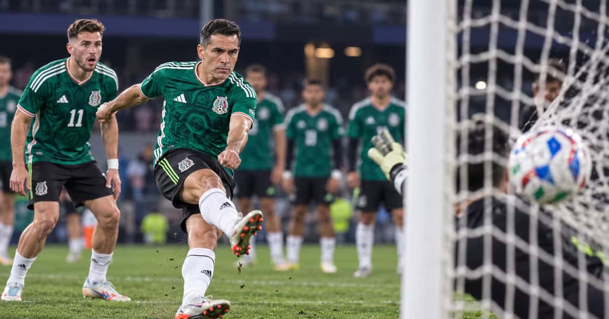 Santiago Giménez y Rafa Márquez