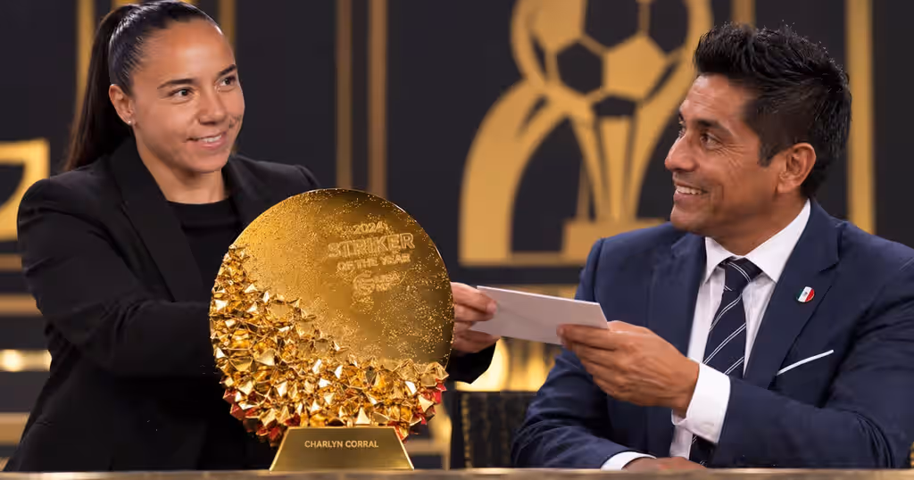 Charlyn Corral dedica un emotivo mensaje a Jorge Campos tras ganar el premio a goleadora del año