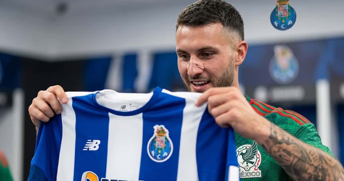 Santiago Giménez recuperó el mítico dorsal 29 en Porto, el número que marcó sus mejores momentos en Europa.