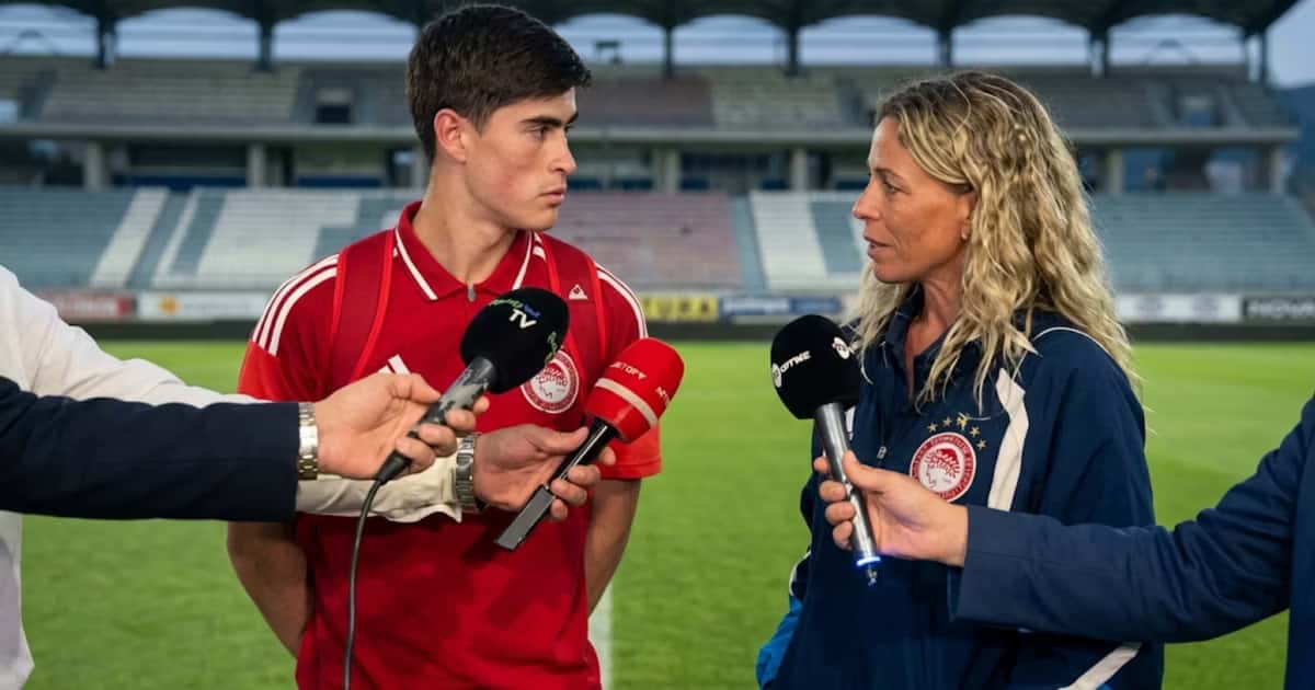 La Hormiga González debutó con Olympiacos, encontró a un defensor mexicano de 32 años y estuvo a centímetros de marcar su primer gol en Europa.