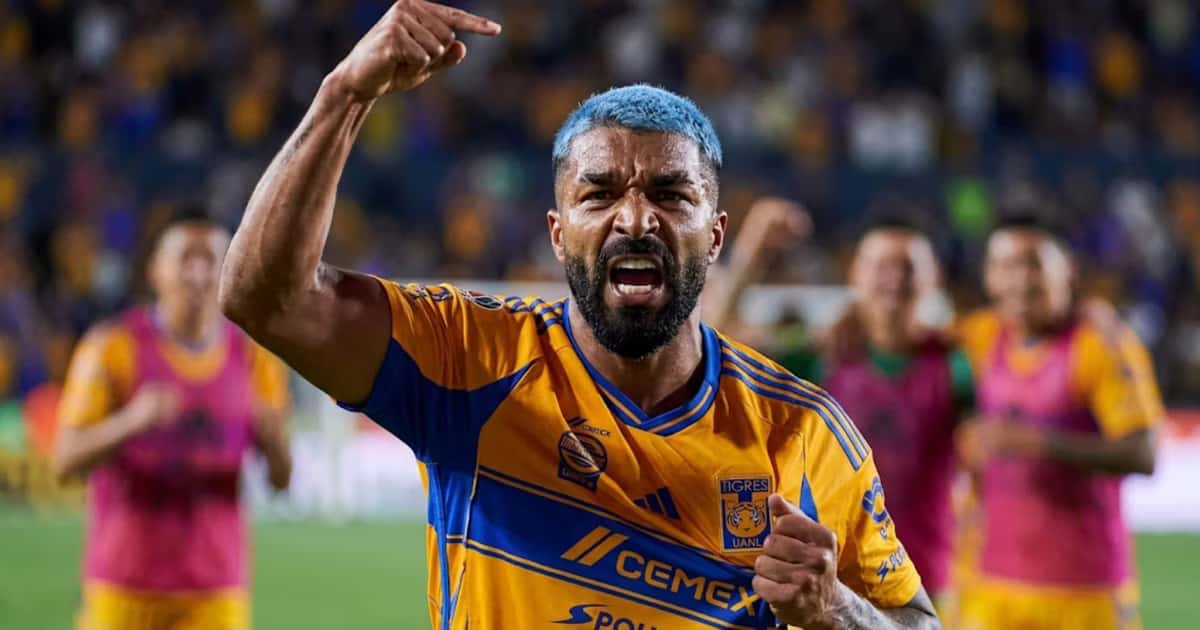 Rodrigo Aguirre marcó ante su exequipo y celebró con rabia después de haber provocado un penal minutos antes.