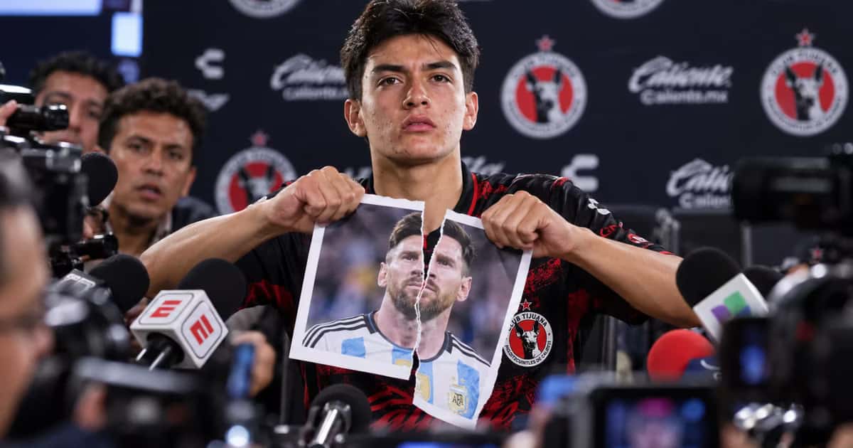 Gilberto Mora y Lionel Messi
