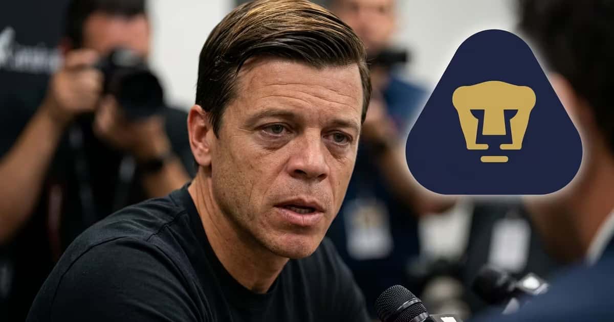 Esteban Solari cansado junto al logo de Pumas