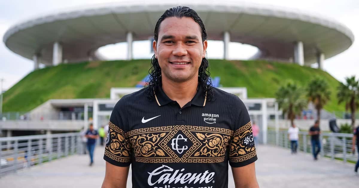 Carlos 'Gullit' Peña apareció con la playera de Chivas
