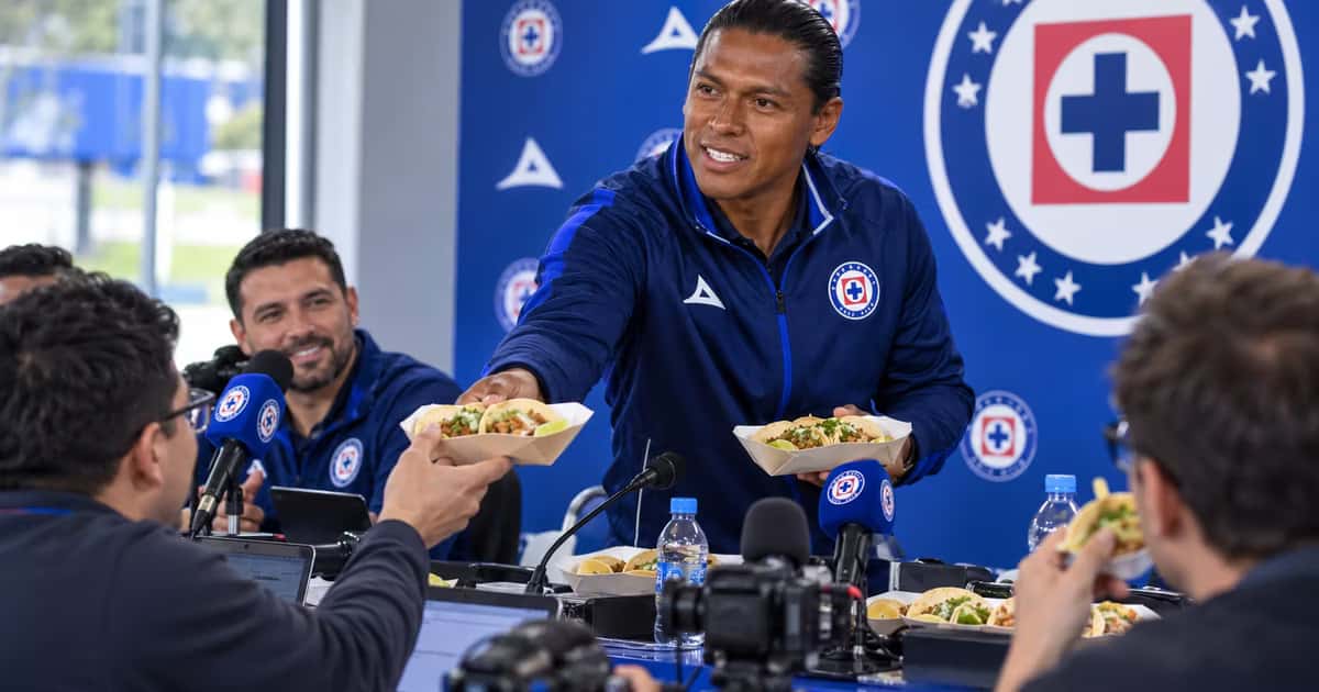 Joel Huiqui repartiendo tacos