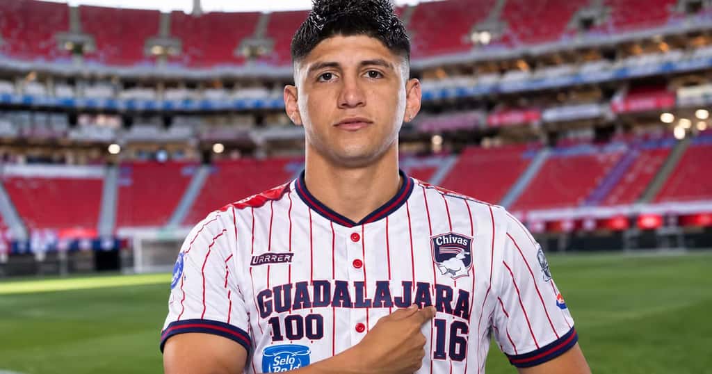 Alan Pulido arremetió contra Chivas y ahora presume su uniforme junto a las leyendas