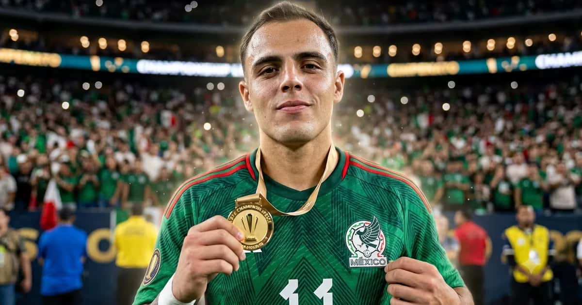 Hugo Camberos con la medalla de México sub 20