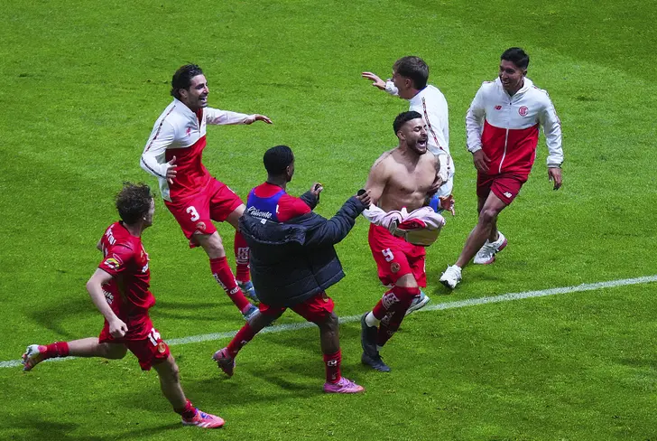 Todos corren a abrazar a Vega, autor del gol final.