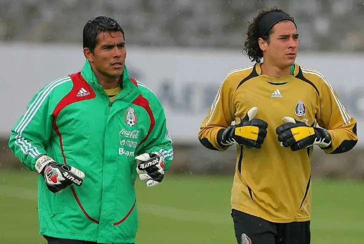 Oswaldo Sánchez compartió vestidor con Ochoa en el Tri
