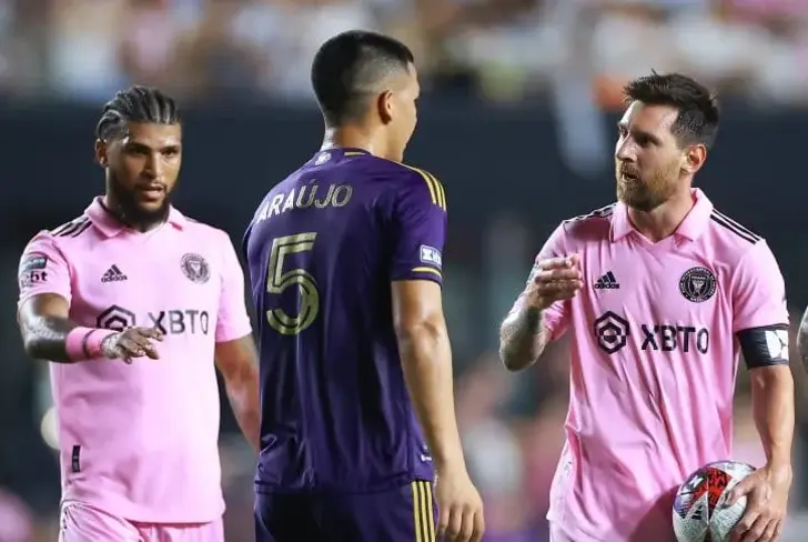 En el partido que Messi recibió su primera tarjeta amarilla en MLS, discutieron.