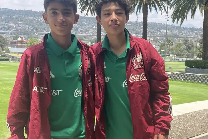Pedro Matías junto a Luis Becerra en una concentración del Tri Sub 16